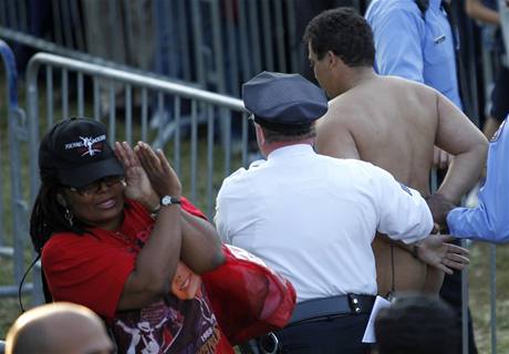 Pedvolebn shromdn Obamy ve Filadelfii: policist zadreli mue, kter se svlkl do naha.