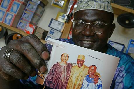 Starí bratr amerického prezidenta  Baracka Obamy Malik Obama ukazuje fotografii, na které je se svým bratrem (vlevo) a kamarádem.