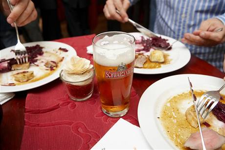 K pivu Schwarzenberg se ve tábu TOP 09 podává knedlo, zelo, maso.