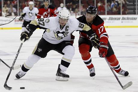 New Jersey - Pittsburgh (Sidney Crosby, vlevo, a Ija Kovaluk ) 