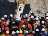 Jedenáctý horník Jorge Galleguillos je na povrchu. Pivítal ho i chilský prezident Sebastian Pinera a prezident Bolívie Evo Morales.