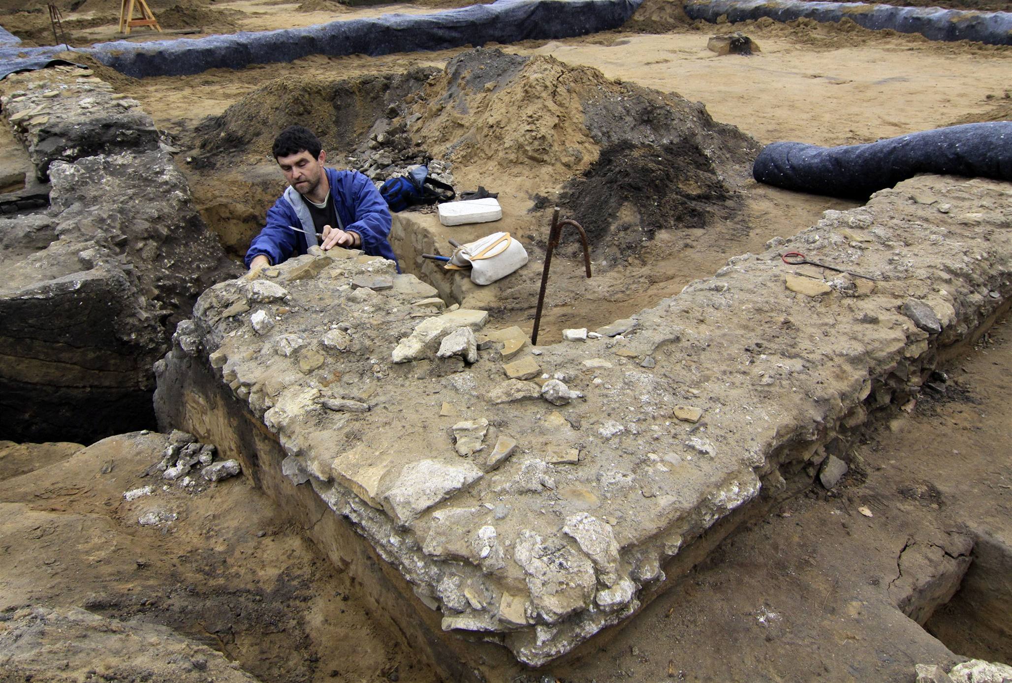 Archeolog Jaroslav �kojec u odkrytých základ� hlavního kní�ecího paláce velkomoravského hradi�t� Valy v Mikul�icích na Hodonínsku