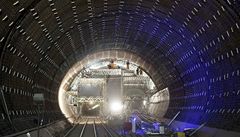 Hornci prorazili poslednch 180 centimetr Gotthardskho elezninho tunelu ve vcarsku. Ten se s 57.072 metry stal nejdelm na svt.