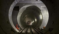 Švýcaři dokončili nejdelší tunel světa. Je dlouhý jako z Prahy do Příbrami
