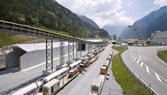 Horníci prorazili posledních 180 centimetr� Gotthardského �elezni�ního tunelu ve �výcarsku. Ten se s 57.072 metry stal nejdel�ím na sv�t�.