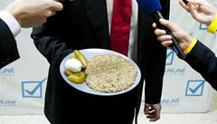 Senátní a komunální volby 2010: Ministr dopravy Vít Bárta (VV) �eká na výsledky voleb s talí�em �o�ky v ruce.