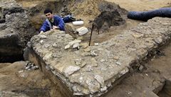 Archeolog Jaroslav kojec u odkrytých základ hlavního kníecího paláce velkomoravského hradit Valy v Mikulicích na Hodonínsku