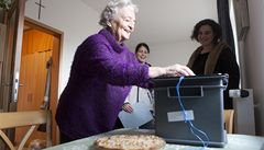 Za paní Olgou �ilkovou ze Suchdola, matkou Veroniky �ilkové, p�ijely �lenky volební komise s p�enosnou urnou. Paní �ilková je pohostila jablkovým kolá�em