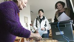 Za paní Olgou �ilkovou ze Suchdola, matkou Veroniky �ilkové, p�ijely �lenky volební komise s p�enosnou urnou. Paní �ilková je pohostila jablkovým kolá�em