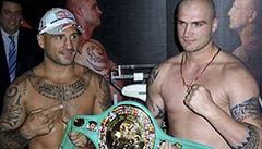 Italský boxer Fragomeni (vlevo) a ech Kraj ped zápasem o titul mistra svta WBC, který vyhrál prvn jmenovaný.