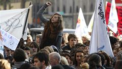 Demonstranti obsadili sklady benzinu. Sarkozy na n poslal policii