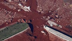 Letecký pohled na místo, kde dolo k protrení hráze nádre s nebezpeným kalem