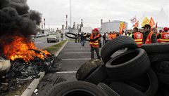 Miliony Francouz bojuj o dchod: Odzly benznky, letit i dlnice