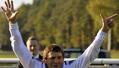 Žokej Josef Váňa vyhrál 120. ročník Velké pardubické. Je to jeho sedmé vítězství v kariéře. 