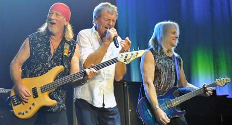 Deep Purple. Zleva baskytarista Roger Glover, zpvák Ian Gillan a kytarista Steve Morse