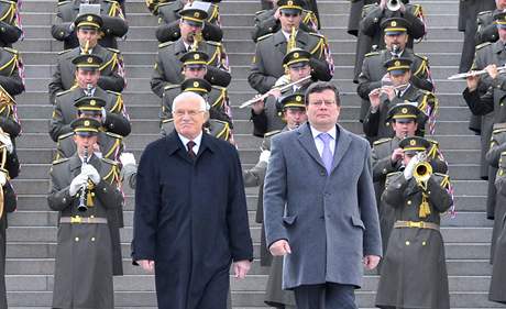 Václav Klaus (vlevo) a ministr obrany Alexandr Vondra. 
