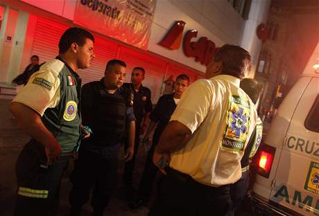 Mexická policie a záchranái.