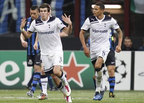 Inter Milán - Tottenham Hotspur (Gareth Bale, vlevo, oslavuje branku)