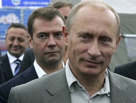 Ruský prezident Vladimir Putin (vpedu) a první místopedseda vlády Dmitrij Medvedv