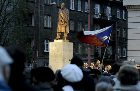 Socha prvního eskoslovenského prezidenta Tomáe Garrigua Masaryka byla slavnostn odhalena 28. íjna v Bratislav