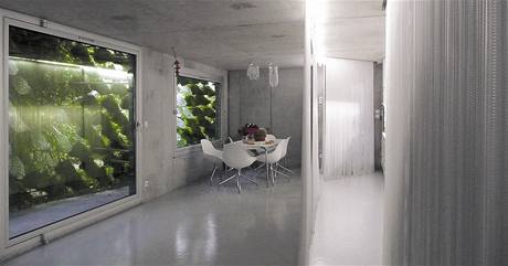 Betonová strohost a minimalismus v nábytku se s dunglí za oknem skvle doplují