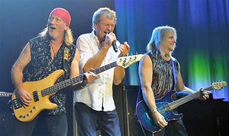 Deep Purple. Zleva baskytarista Roger Glover, zpvák Ian Gillan a kytarista Steve Morse