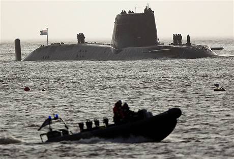 Britská jaderná ponorka HMS Astute.