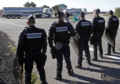 Francouzt policist na hldce ped benzinkou pobl Marseille.