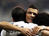 Cristiano Ronaldo v objetí Marcela a Higuaína.