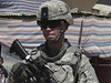 Patrola. Voják USA prochází kolem obyvatel severoiráckého msta Mosul. Americká armáda v záí oficiáln ukonila bojové psobení v Iráku, od té doby se zamuje na výcvik iráckých bezpenostních sil.