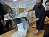 lenové volební komise ve volebním stedisku v Mendelov ulici v Praze 11 zahajují sítání odevzdaných hlas poté, co místnost 23. íjna po skonení hlasování v senátních volbách uzaveli. 