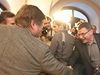 Lubomír Zaorálek gratuluje Zdku kromachovi ke volebnímu výsledku