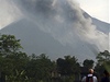 Sopka Merapi zaala znovu chrlit lávu. 
