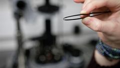 Jemný dotek. Pro studium spermií se vyuívají ty nejmkí hroty vyrobené z nitridu kemíku. Vzorku se jemn dotýkají a opisují jeho tvar. 