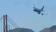 Letadlo u Golden Gate Bridge