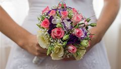 Rvačka na svatbě: běsnící nevěstu zastavil až pepřový sprej s želízky 