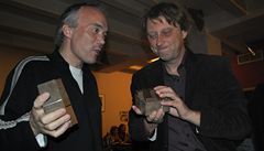 Laureát Jáchym Topol se svou krychlí a nakladatel Viktor Stoilov.
