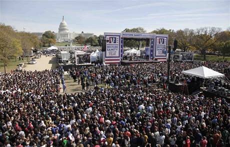 Desetitisíce lidí se dnes sely na washingtonském prostranství National Mall nedaleko Bílého domu na mítinku za zachování zdravého rozumu ped úterními volbami