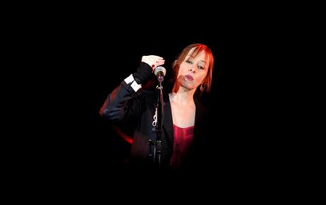 Suzanne Vega na charitativním koncertu v Hard Rock Café