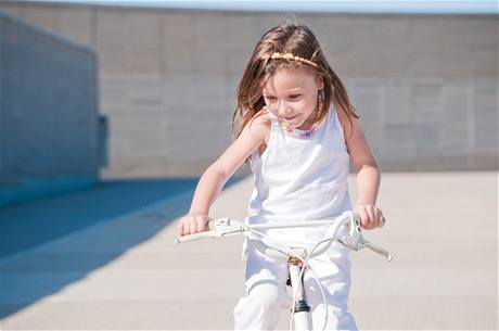 Dívenka na kole - ilustraní foto