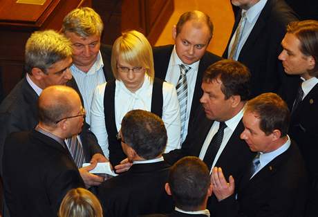 Jednání ve Snmovn. Poslankyn VV Kristýna Koí hovoí s kolegy z jiných stran.