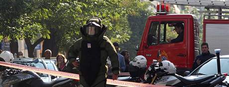 etí policisté v Aténach znekodnili nkolik bomb.
