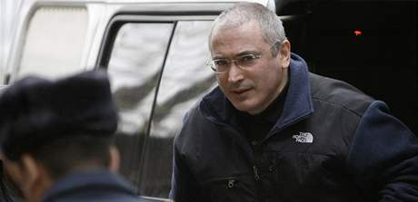 Michail Chodorkovskij pichází k soudu