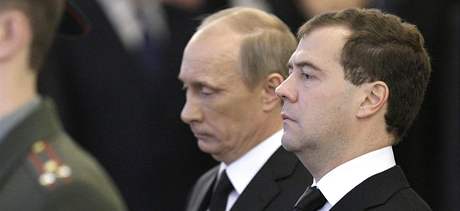 Poheb Viktora ernomyrdina: Vladimir Putin a Dmitrij Medvedv