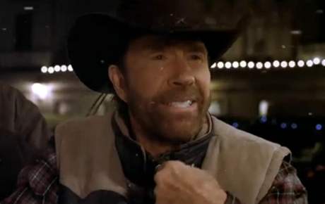 Chuck Norris kraluje vánoním reklamám v televizi.