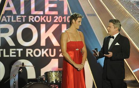 Vyhlášení Atleta roku, na pódiu Barbora Špotáková a moderátor večera Aleš Háma.