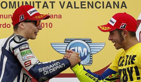 Jorge Lorenzo (vlevo) a Valentino Rossi.