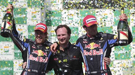 Sebastian Vettel, šéf Red Bullu Christian Horner a Mark Webber.