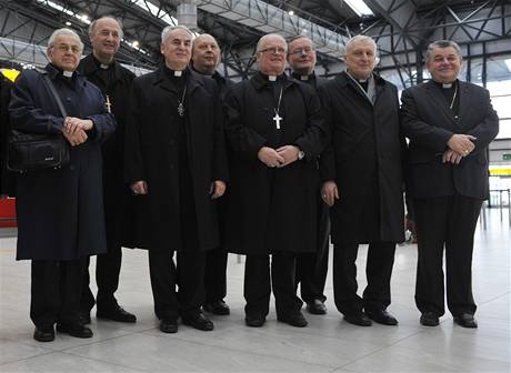 Prask arcibiskup Dominik Duka (vpravo) a kardinl Miloslav Vlk (vlevo) odletli se skupinou biskup a poutnk do Vatiknu na Nrodn pou. et vc chtj pout podkovat papei Benediktu XVI. za loskou nvtvu R. 