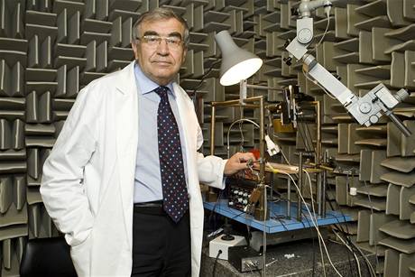 Profesor Josef Syka  v bezdozvukové komoe, kde se zkoumají poruchy sluchu na laboratorních zvíatech